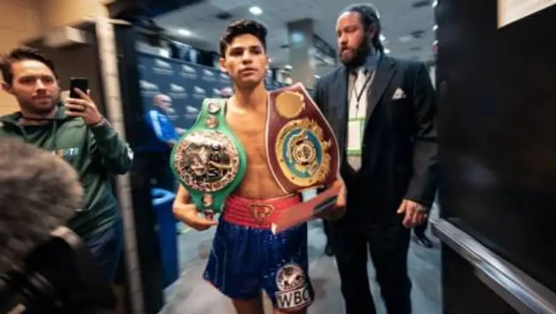 Боксер изменил беременной подруге и стал звездой в Сети