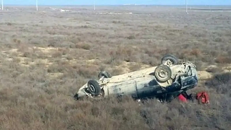 Автомобиль опрокинулся на трассе в Мангистау