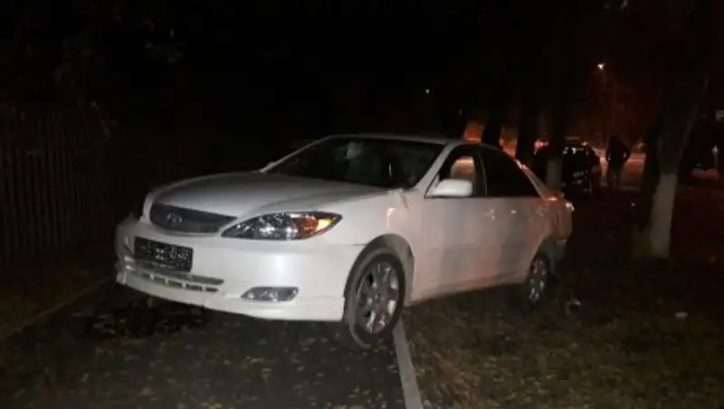 В Алматы водитель Toyota снес столб уличного освещения