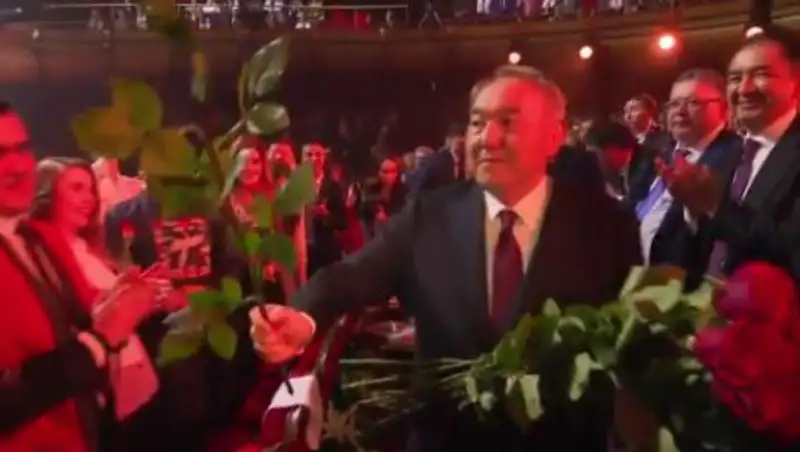Назарбаев раздал розы на сессии АНК