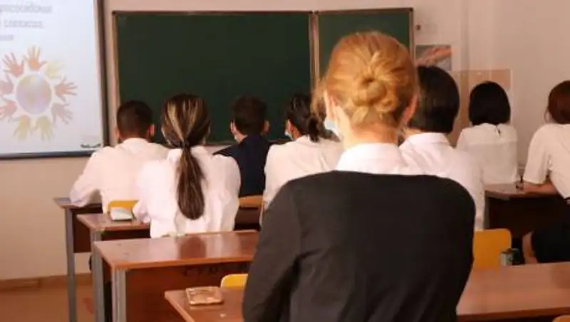 Сколько в Казахстане трехсменных школ