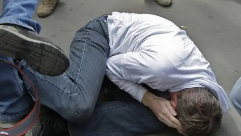 В Алматы четверо друзей избили и ограбили парня, предоставляющего интим-услуги