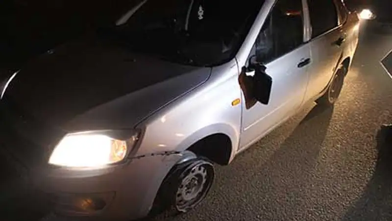 Ночью по Алматы разъезжала Лада без резины на колесе, водитель которой нарушал ПДД