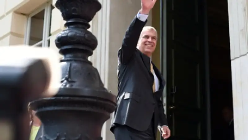 Британская корона отвергла возможность секса принца с несовершеннолетней