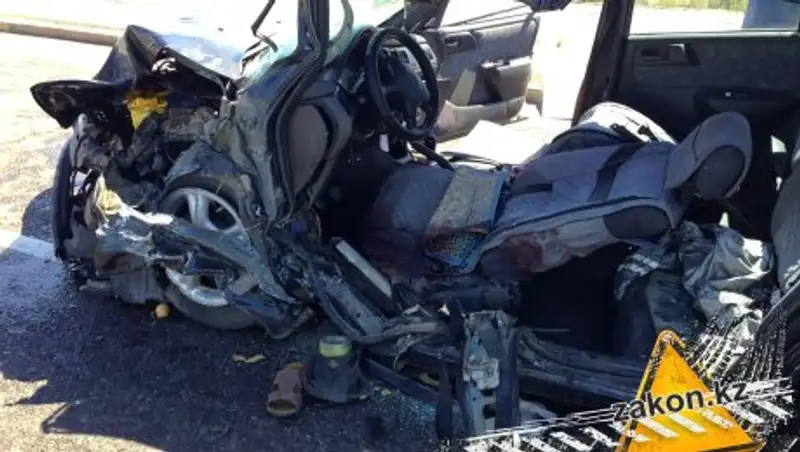 Машины разворотило в результате сильного столкновения в Алматы