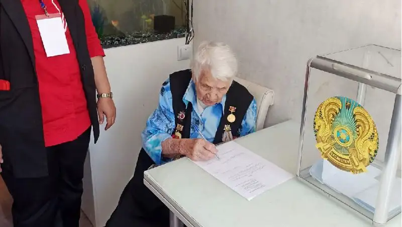 Референдум-2022: 100-летняя жительница Алматы проголосовала на референдуме