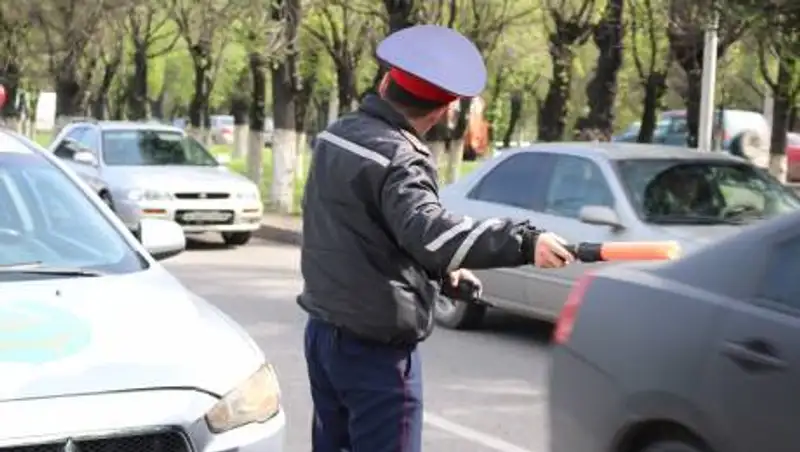 Видео дня: полицейского из Шымкента обсуждают в Сети