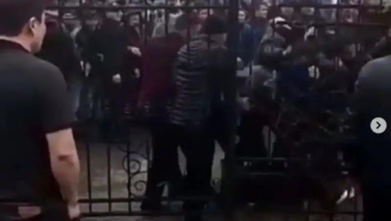 Массовая драка продавцов обуви на алматинском рынке попала на видео