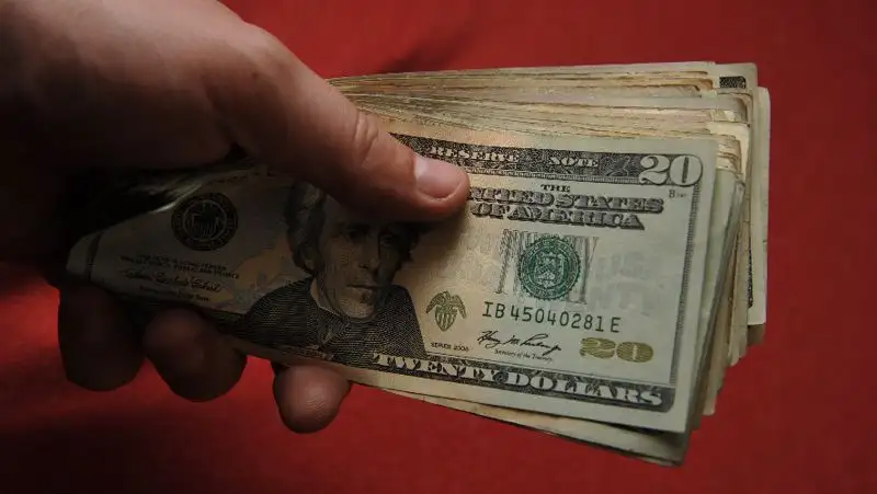 В Кыргызстане запретили обналичивать денежные переводы в иностранной валюте