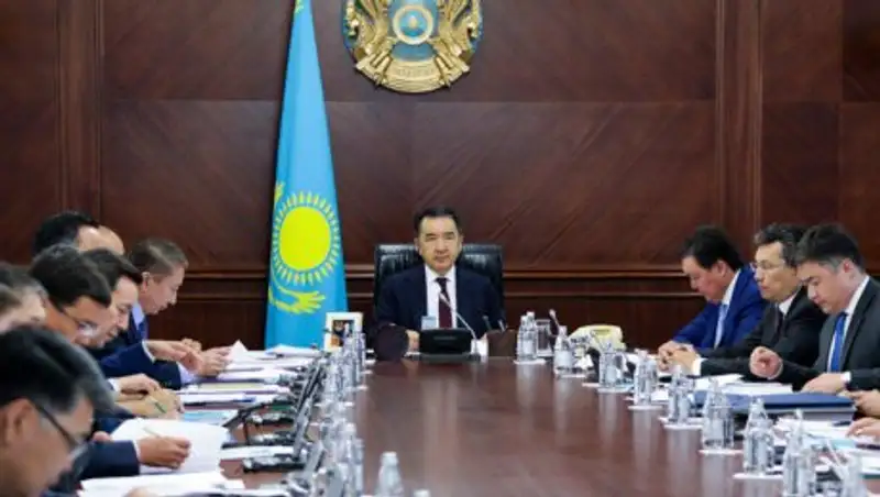 Премьер-министр поручил держать на контроле работы по уборке урожая