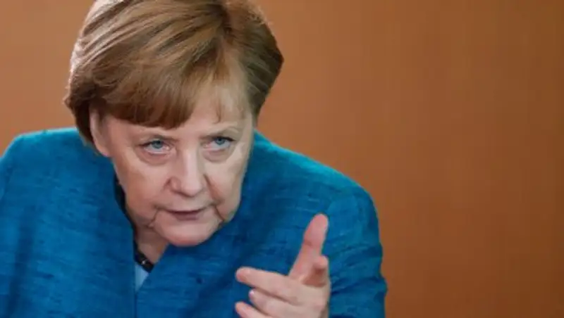 "Проваливай!" Жители Саксонии встретили Меркель оскорблениями