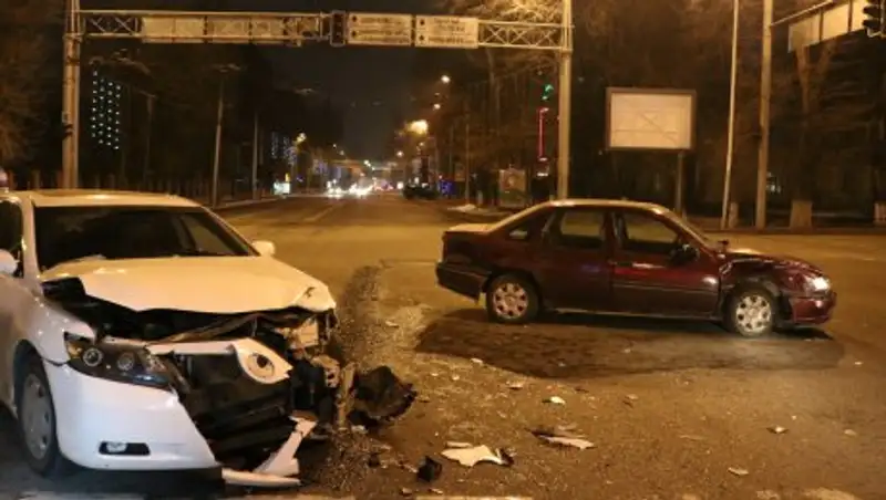 В Алматы водитель проигнорировал знак и спровоцировал ДТП