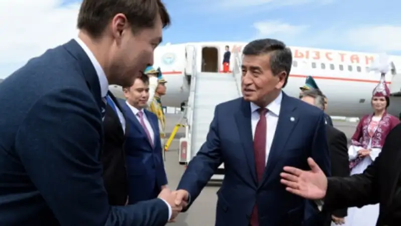 Министр Даленов встретил Жээнбекова в аэропорту Нур-Султана