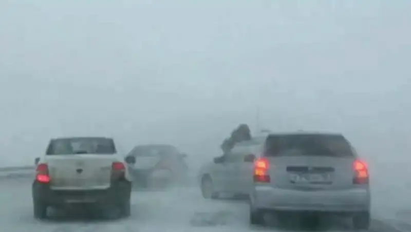 На дорогах в трех областях Казахстана ведутся аварийно-спасательные работы