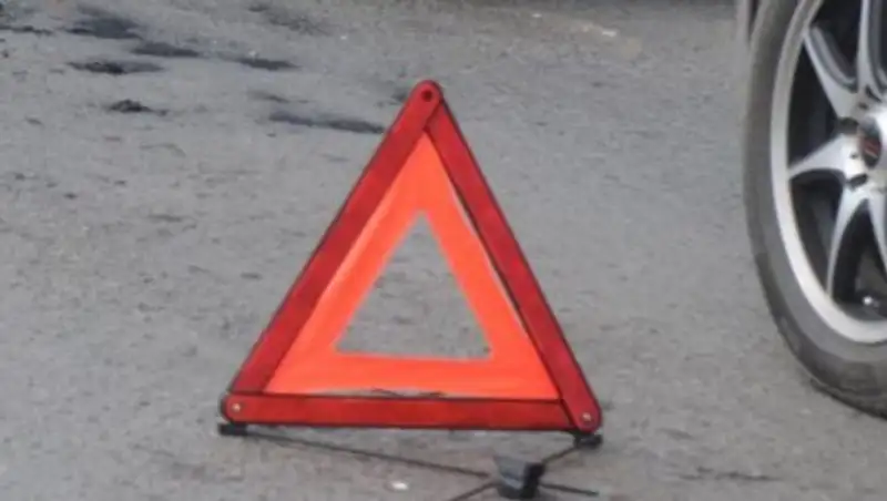 Павлодарда жылдамдықты арттырған жүргізуші көлігін басқара алмай бетонға соғылды 