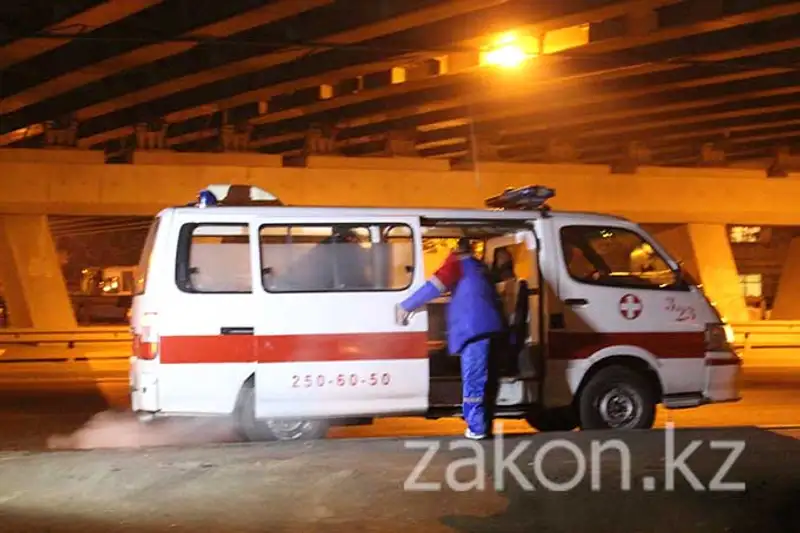 В Алматы группа подвыпивших молодых людей «атаковала» штрафстоянку (фото), фото - Новости Zakon.kz от 25.11.2013 17:35