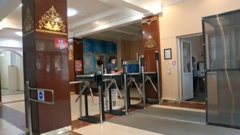 Готовы ли алматинские школы к новому учебному году в офлайн-формате