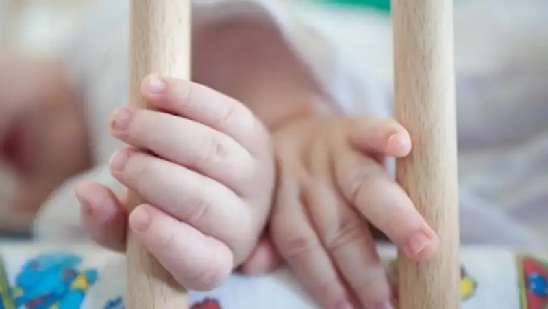 Малыш, оставленный матерью в Карагандинской больнице, скончался