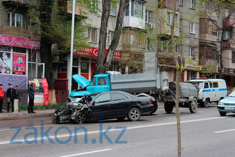 На проспекте Достык в Алматы произошло ДТП с участием трех автомобилей (фото), фото - Новости Zakon.kz от 18.04.2013 02:58