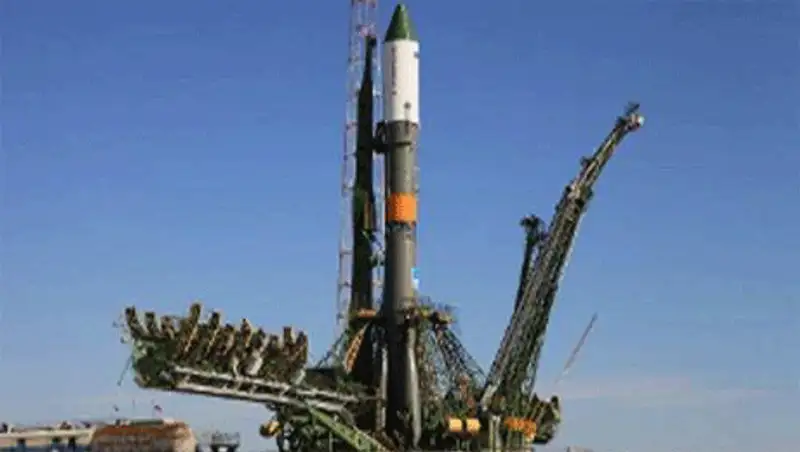Ракета «Союз» с грузовым кораблем «Прогресс М-21М» установлена на стартовом комплексе Байконура, фото - Новости Zakon.kz от 23.11.2013 23:19