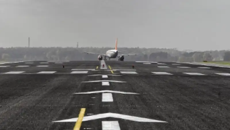 Пассажиров экстренно севшего в Атырау самолета отправят в Алматы двумя рейсами