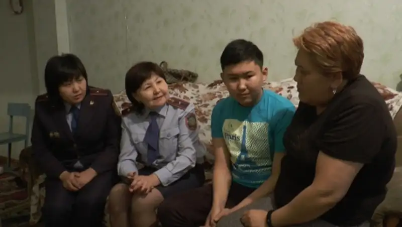 Полицейские Бостандыкского района Алматы взяли шефство над "хрустальным мальчиком"