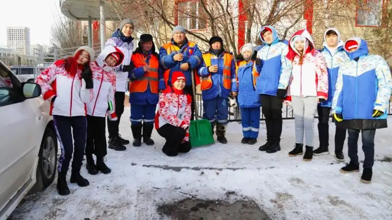 Столичные волонтеры согревают горожан горячим чаем, фото - Новости Zakon.kz от 29.11.2022 17:54