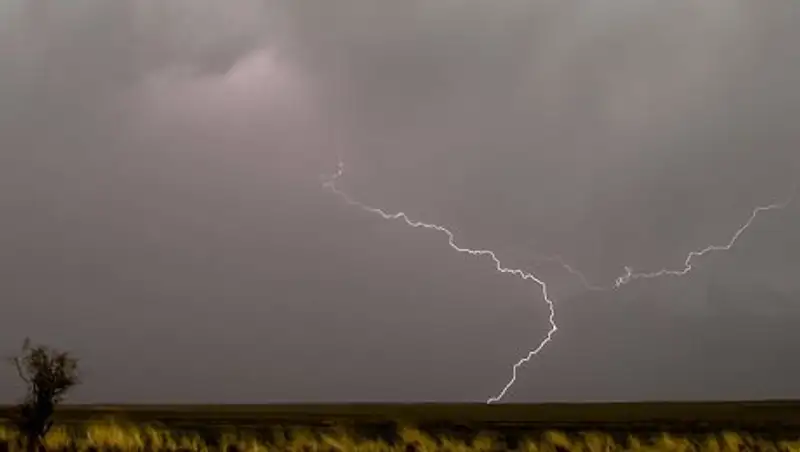 Молния убила кыргызстанца, разговаривавшего по телефону