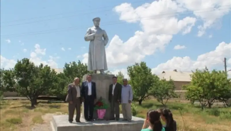 В селе близ Туркестана восстановили памятник Сталину