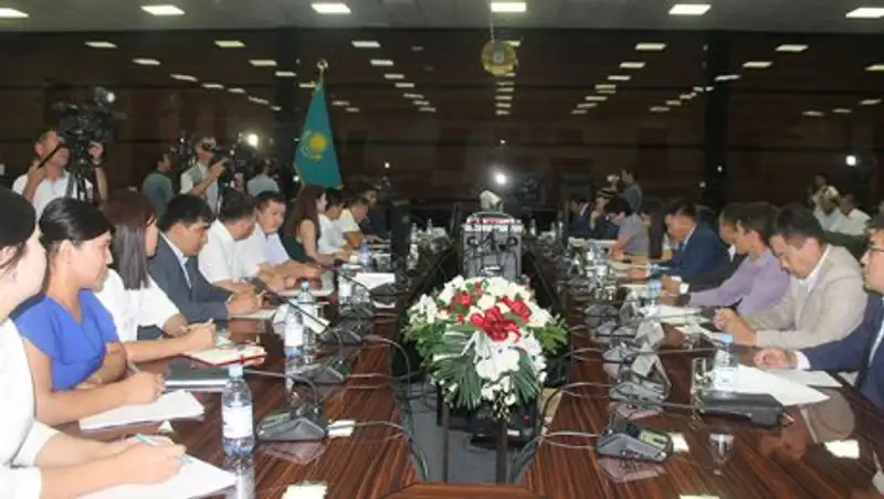 Заместитель акима ЮКО Уласбек Садибеков провел заседание Совета по делам молодежи