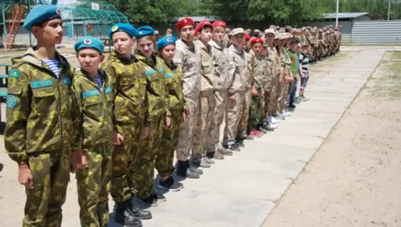 Алматинские школьники совершили прыжки с парашютом