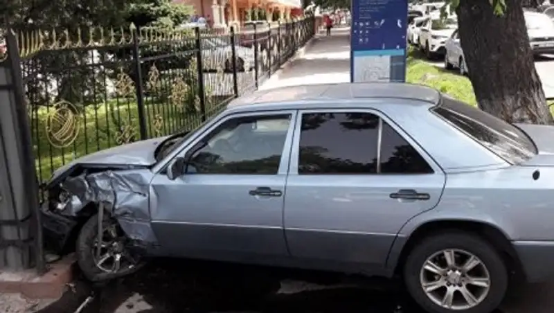 В Алматы Mercedes после лобового столкновения врезался в забор