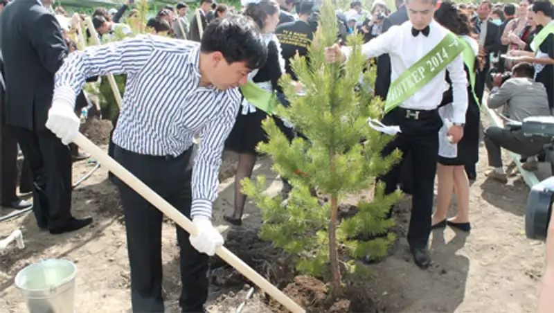 Иностранные гости помогли школьникам Усть-Каменогорска высадить «Аллею ЭКСПО»