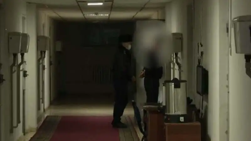 Нападали с пистолетом и ножом — троих мужчин задержали в Алматинской области