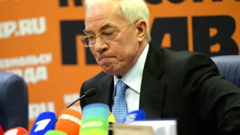 Азаров рассказал об угрозах еврокомиссара в адрес правительства Украины