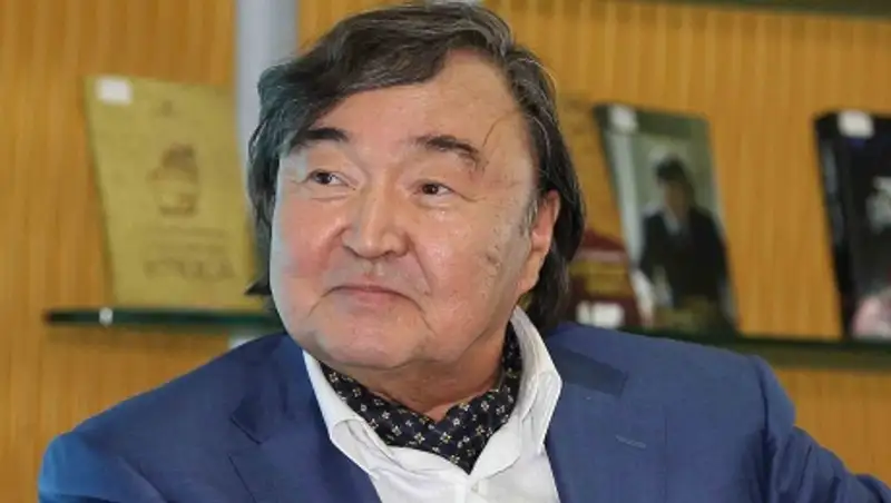 Президенттің Жарлығымен О.Сүлейменовке «Қазақстанның Еңбек Ері» атағы берілді