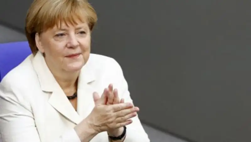 Меркель заявила о желании снять антироссийские санкции