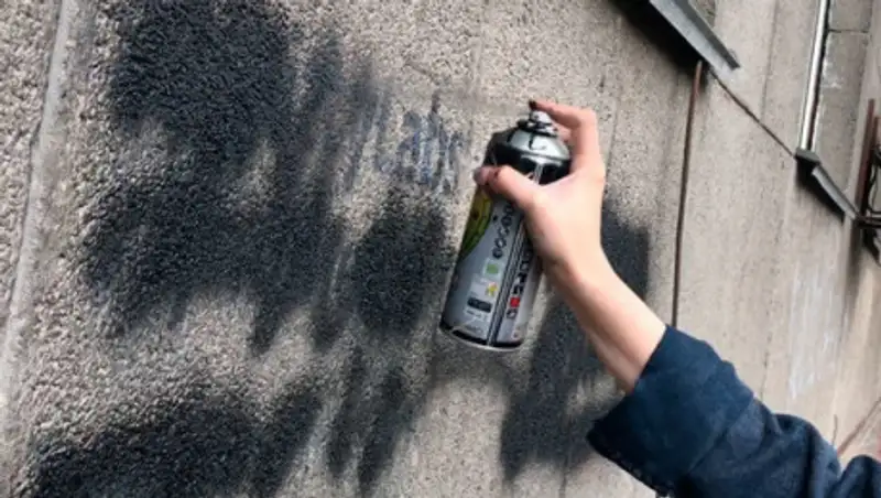 В Алматы задержан "художник", наносивший на фасады зданий рекламу наркотиков