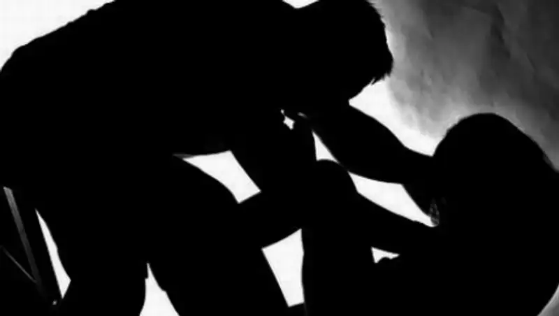 В поселке ЗКО мужчина изнасиловал свою родственницу в присутствии двух детей