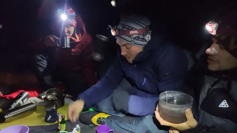 Альпинисты на стоянке, фото - Новости Zakon.kz от 03.03.2023 10:36