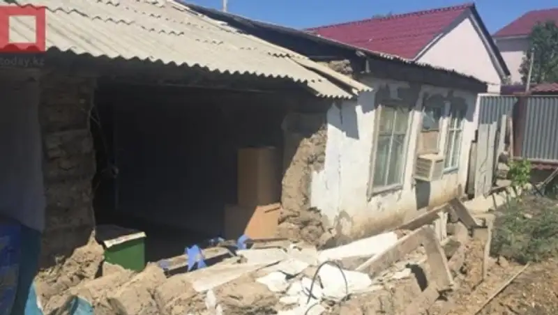 В Атырау рухнуло семь пострадавших от потопа домов