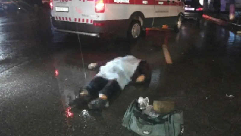 В Алматы водитель сбил пешехода и врезался в забор