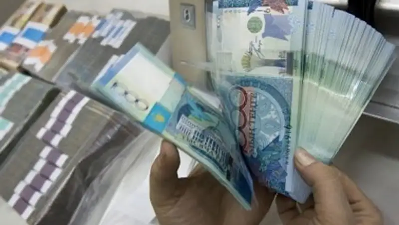 Сколько казахстанских тенге помещается в стандартный кейс?, фото - Новости Zakon.kz от 18.10.2013 21:47