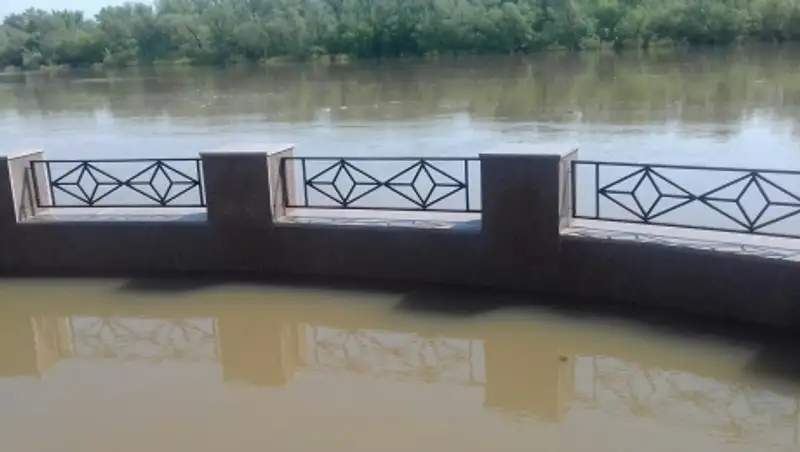 Оралда өзен арнасынан тасып, қала жағалауын су басты