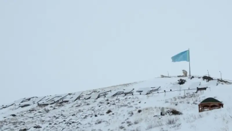 В Усть-Каменогорске на горе госсимволов порвался флаг