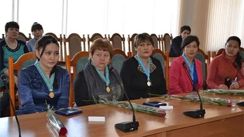Многодетные матери в г. Семей награждены подвесками  «К&#1199;міс ал&#1179;а»
