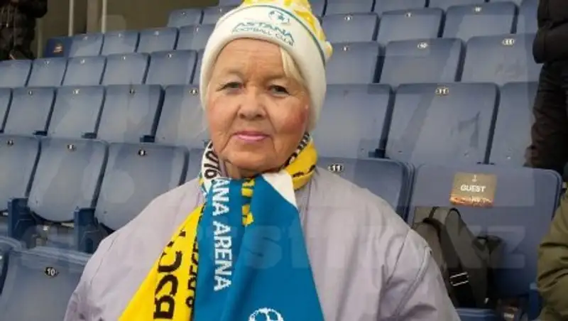 75-летняя фанатка сборной Казахстана не пропускает ни один матч