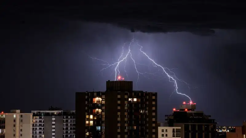 В Нур-Султане и 9 областях Казахстана объявлено штормовое предупреждение