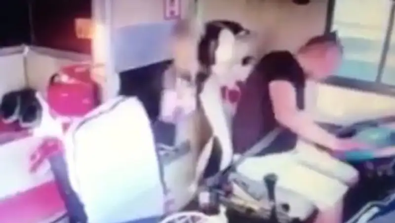 Китаец выхватил руль из рук потерявшего сознание водителя и спас пассажиров