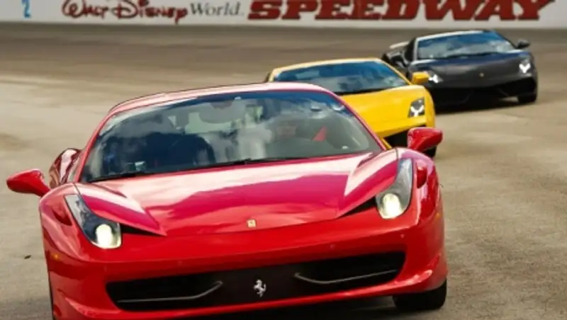 Один человек погиб в результате аварии со спорткаром на аттракционе в Диснейленде